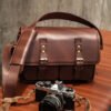 Souvenir Tas Kamera Kulit Mirrorless DSLR Kulit Asli - Medium Camera Bag - Lavaches Leather